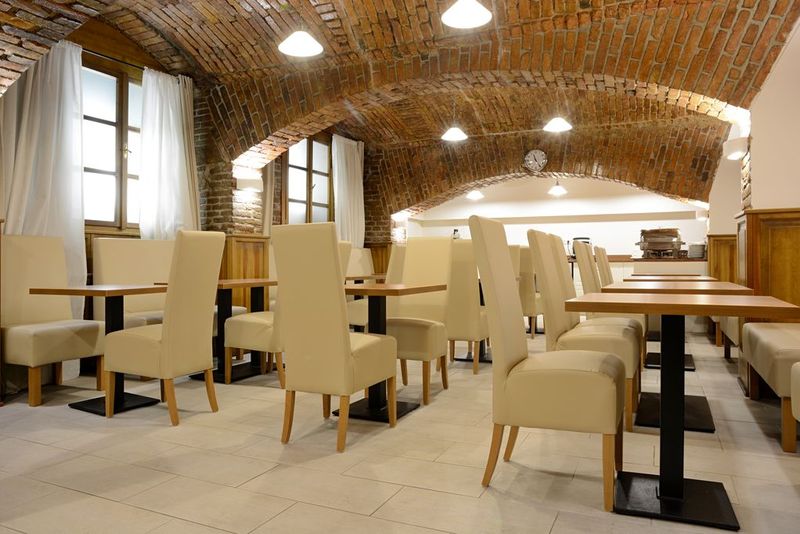 Restaurační lavice čalouněné a čalouněné židle